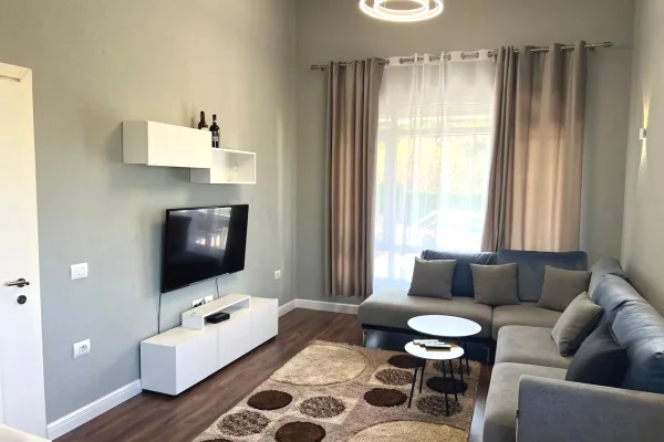 Shtepi me qera 4+1 ne Tirane - 1,200 Euro