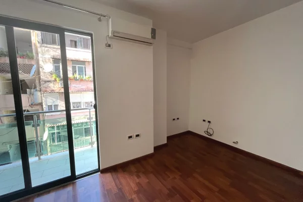 Ambient biznesi me qera 3+1 ne Tirane - 800 Euro