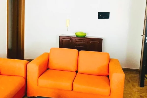 Shtepi me qera Apartament ne Tirane, 2+1, Mobilimi E mobiluar, Pagesa 750  Euro.