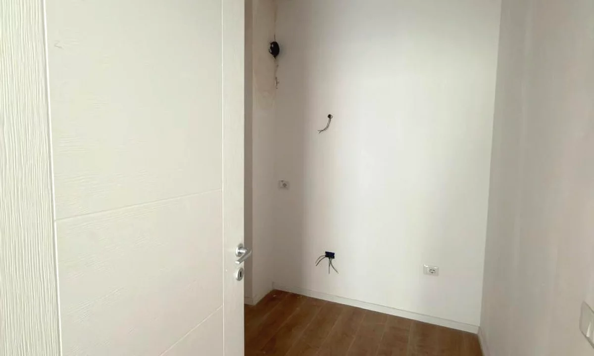 Shtepi ne shitje Apartament ne Tirane, 1+1, Mobilimi Bosh, pa mobiluar, Pagesa 182,500  Euro.