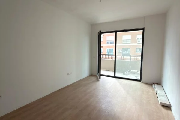 Shtepi ne shitje Apartament ne Tirane, 1+1, Mobilimi Bosh, pa mobiluar, Pagesa 182,500  Euro.