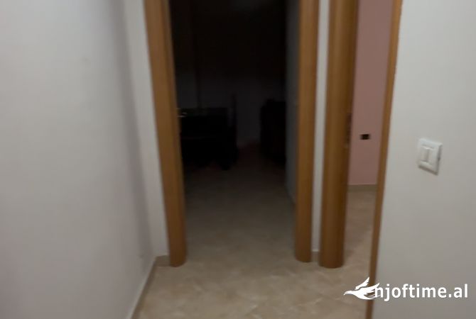 Shtepi ne shitje Apartament ne Tirane, 2+1, Mobilimi Pjeserisht e mobiluar, Pagesa 112,000  Euro.
