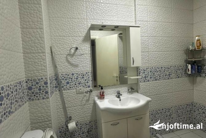 Shtepi me qera Apartament ne Tirane, 2+1, Mobilimi E mobiluar, Pagesa 800  Euro.