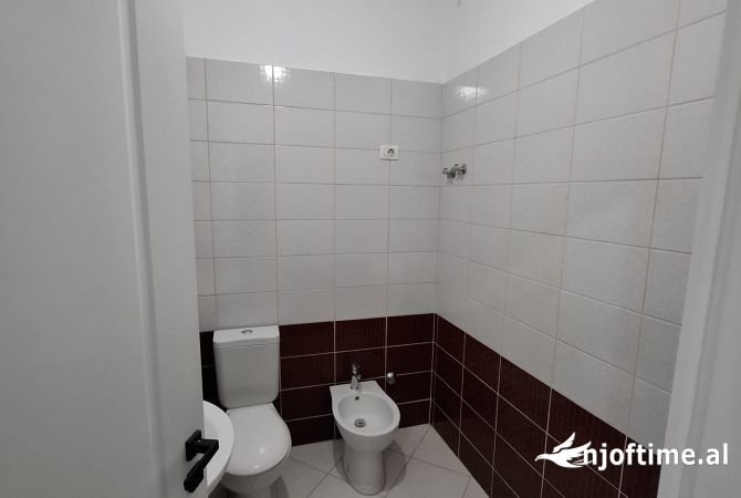 Shtepi ne shitje Apartament ne Tirane, 2+1, Mobilimi Bosh, pa mobiluar, Pagesa 139,000  Euro.