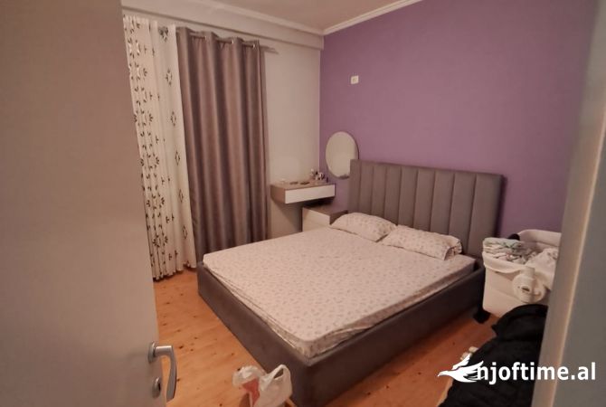 Shtepi ne shitje Apartament ne Tirane, 2+1, Mobilimi E mobiluar, Pagesa 160,000  Euro.