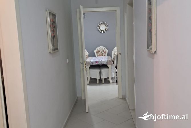 Shtepi ne shitje Apartament ne Tirane, 2+1, Mobilimi E mobiluar, Pagesa 160,000  Euro.