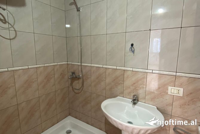 Shtepi ne shitje Apartament ne Tirane, 2+1, Mobilimi Bosh, pa mobiluar, Pagesa 108,000  Euro.