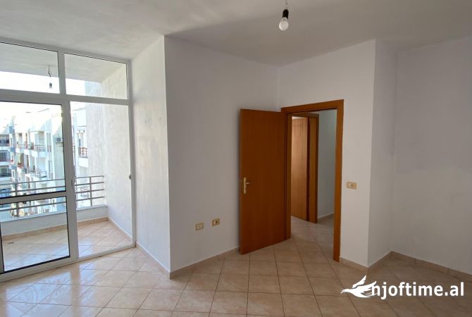 Shtepi ne shitje Apartament ne Tirane, 2+1, Mobilimi Bosh, pa mobiluar, Pagesa 108,000  Euro.