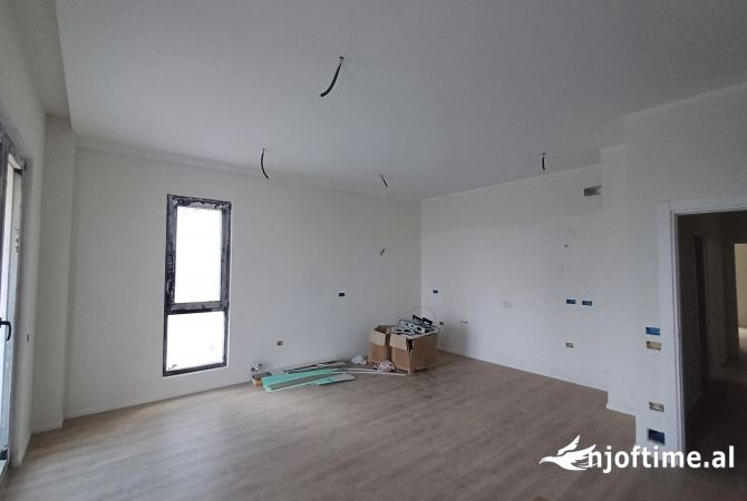 Shtepi ne shitje Apartament ne Tirane, 2+1, Mobilimi Bosh, pa mobiluar, Pagesa 297,000  Euro.