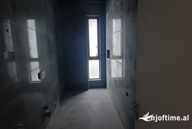 Shtepi ne shitje Apartament ne Tirane, 2+1, Mobilimi Bosh, pa mobiluar, Pagesa 297,000  Euro.