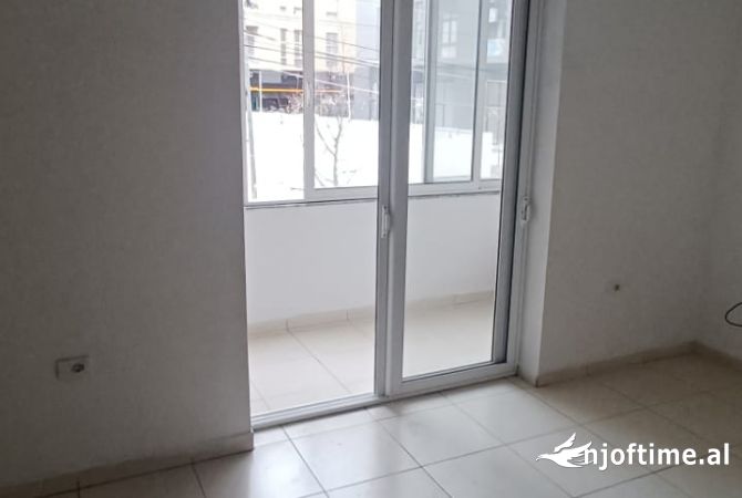 Shtepi me qera Apartament ne Tirane, 4+1, Mobilimi Bosh, pa mobiluar, Pagesa 400  Euro.