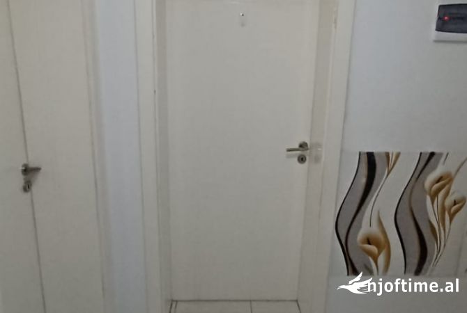 Shtepi me qera Apartament ne Tirane, 4+1, Mobilimi Bosh, pa mobiluar, Pagesa 400  Euro.