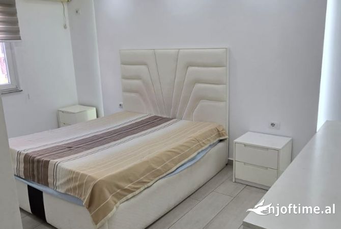 Shtepi ne shitje Apartament ne Tirane, 3+1, Mobilimi E mobiluar, Pagesa 158,000  Euro.