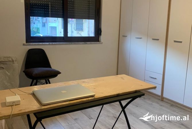 Shtepi ne shitje Apartament ne Tirane, 1+1, Mobilimi E mobiluar, Pagesa 75,000  Euro.