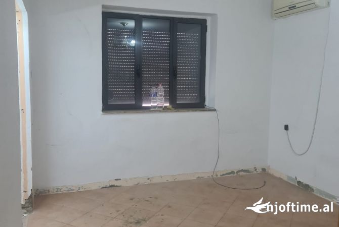 Shtepi ne shitje Apartament ne Tirane, 1+1, Mobilimi Bosh, pa mobiluar, Pagesa 115,000  Euro.