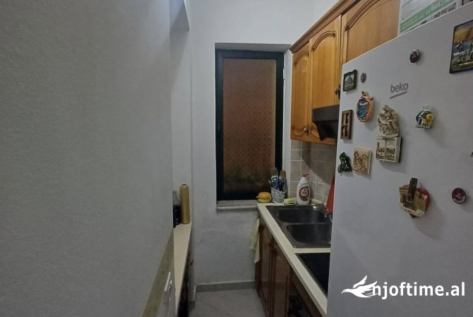 Shtepi ne shitje Apartament ne Tirane, 1+1, Mobilimi Pjeserisht e mobiluar, Pagesa 110,000  Euro.