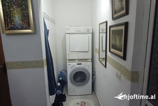 Shtepi ne shitje Apartament ne Tirane, 1+1, Mobilimi Pjeserisht e mobiluar, Pagesa 110,000  Euro.