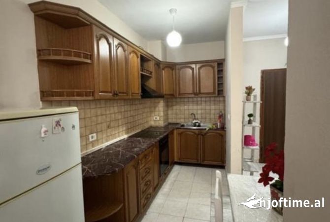 Shtepi ne shitje Apartament ne Tirane, 2+1, Mobilimi E mobiluar, Pagesa 120,000  Euro.