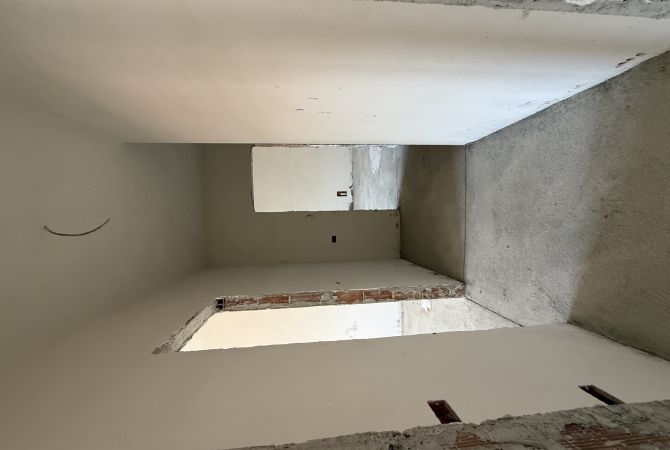 Shtepi ne shitje Apartament ne Tirane, 2+1, Mobilimi Bosh, pa mobiluar, Pagesa 125,500  Euro.