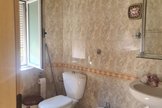 Shtepi ne shitje Apartament ne Tirane, 1+1, Mobilimi Bosh, pa mobiluar, Pagesa 110,000  Euro.