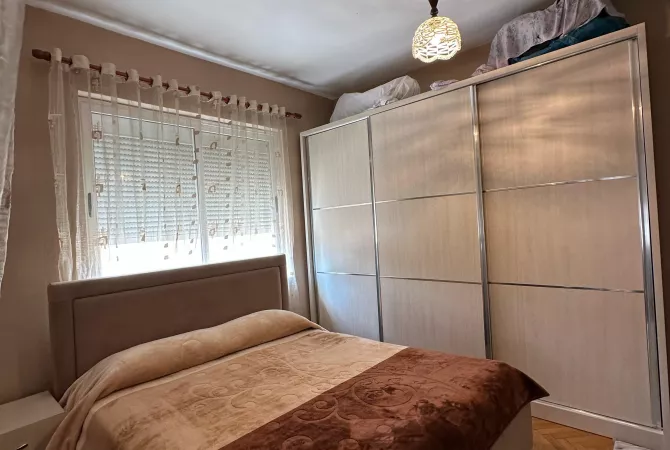 Shtepi ne shitje Apartament ne Tirane, 2+1, Mobilimi E mobiluar, Pagesa 195,000  Euro.