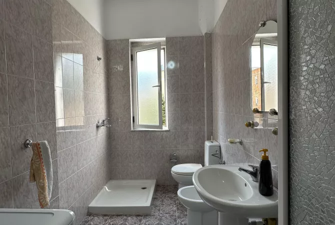 Shtepi ne shitje Apartament ne Tirane, 2+1, Mobilimi E mobiluar, Pagesa 195,000  Euro.