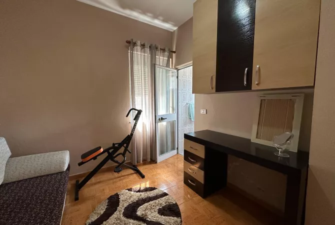 Shtepi ne shitje Apartament ne Tirane, 2+1, Mobilimi E mobiluar, Pagesa 195,000  Euro.