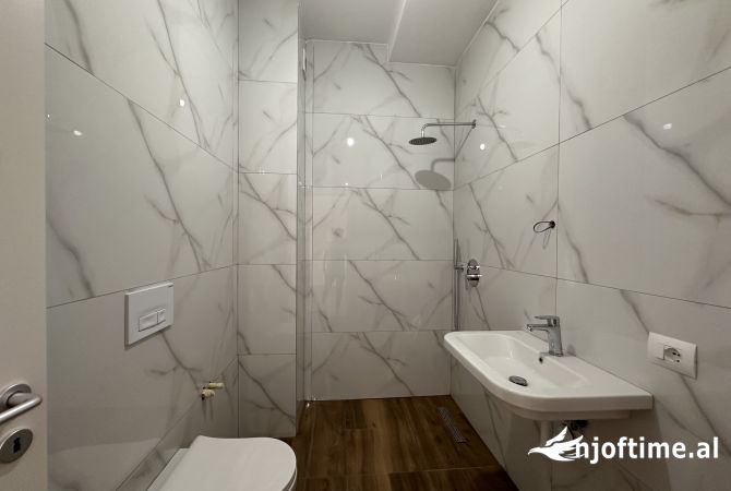 Shtepi ne shitje Apartament ne Tirane, 1+1, Mobilimi Bosh, pa mobiluar, Pagesa 95,000  Euro.