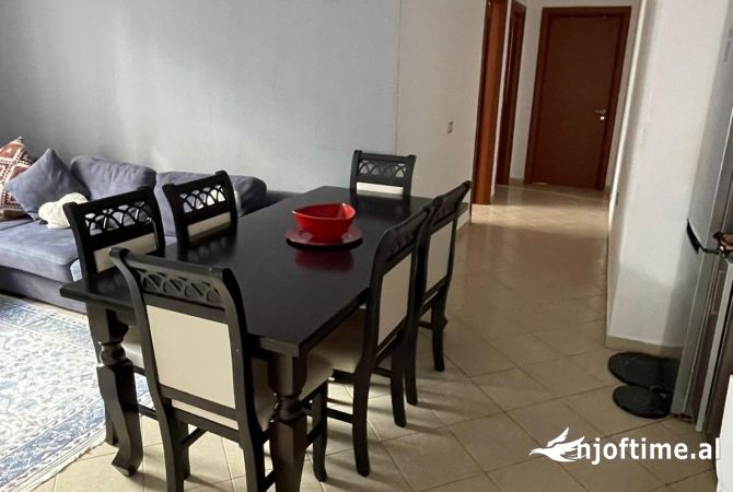 Shtepi me qera Apartament ne Tirane, 3+1, Mobilimi E mobiluar, Pagesa 500  Euro.