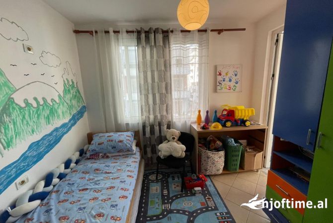 Shtepi me qera Apartament ne Tirane, 3+1, Mobilimi E mobiluar, Pagesa 500  Euro.