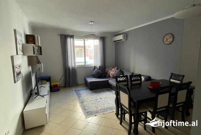 Shtepi me qera Apartament ne Tirane, 3+1, Mobilimi E mobiluar, Pagesa 500  Euro.