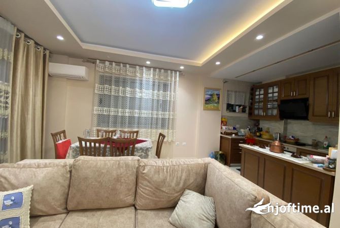 Shtepi me qera Apartament ne Tirane, 2+1, Mobilimi E mobiluar, Pagesa 500  Euro.