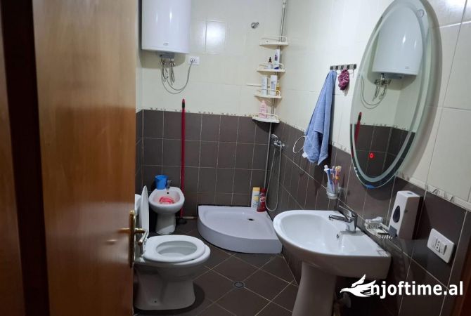 Shtepi ne shitje Apartament ne Tirane, 1+1, Mobilimi E mobiluar, Pagesa 75,000  Euro.