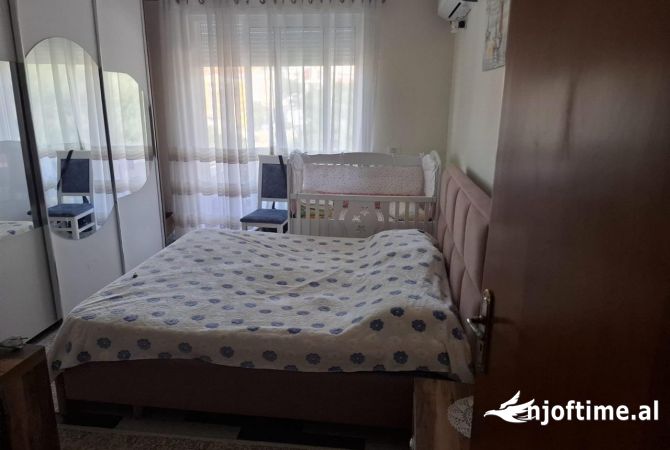 Shtepi ne shitje Apartament ne Tirane, 1+1, Mobilimi E mobiluar, Pagesa 75,000  Euro.