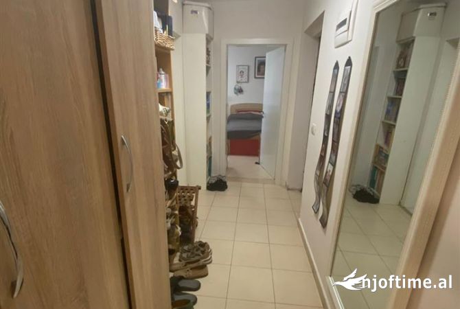 Shtepi ne shitje Apartament ne Tirane, 1+1, Mobilimi Pjeserisht e mobiluar, Pagesa 93,000  Euro.