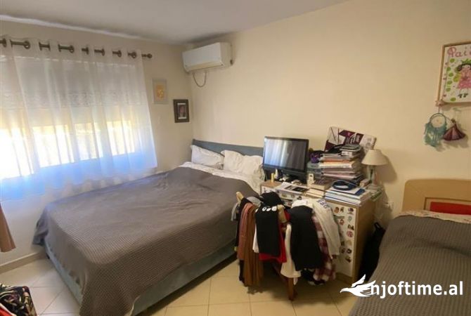Shtepi ne shitje Apartament ne Tirane, 1+1, Mobilimi Pjeserisht e mobiluar, Pagesa 93,000  Euro.