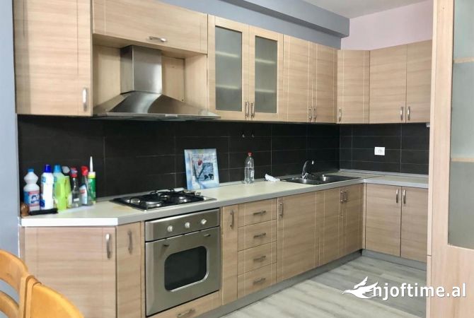 Shtepi me qera Apartament ne Tirane, 2+1, Mobilimi E mobiluar, Pagesa 650  Euro.