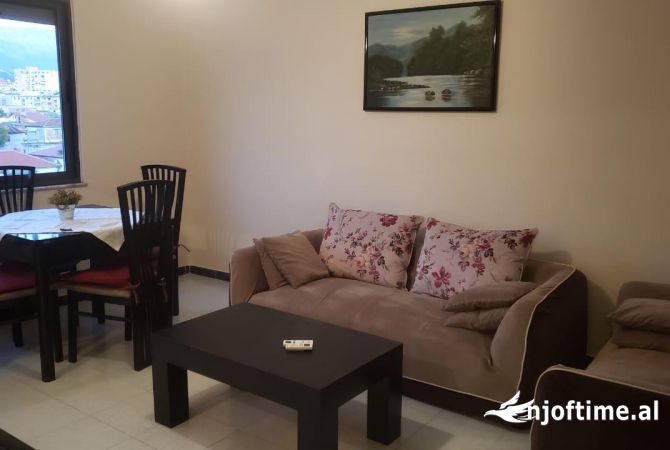 Shtepi ne shitje Apartament ne Tirane, 2+1, Mobilimi E mobiluar, Pagesa 88,000  Euro.