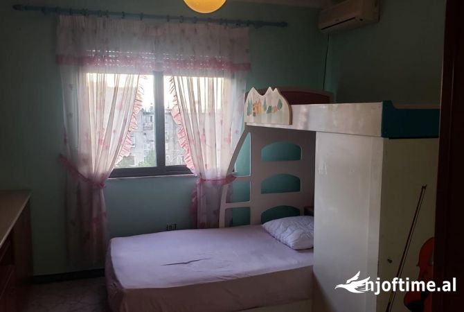 Shtepi ne shitje Apartament ne Tirane, 2+1, Mobilimi E mobiluar, Pagesa 88,000  Euro.