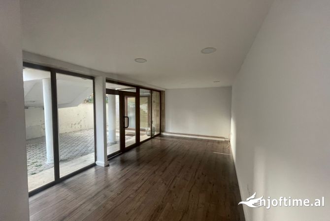 Ambient biznesi me qera 186 m2, Pazari i Ri, 2000 Euro