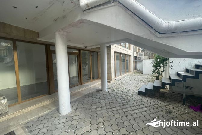 Ambient biznesi me qera 186 m2, Pazari i Ri, 2000 Euro