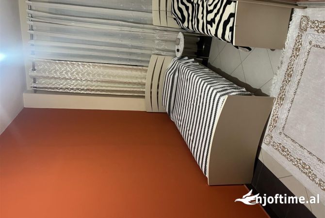 Shtepi ne shitje Apartament ne Tirane, 2+1, Mobilimi E mobiluar, Pagesa 125,000  Euro.