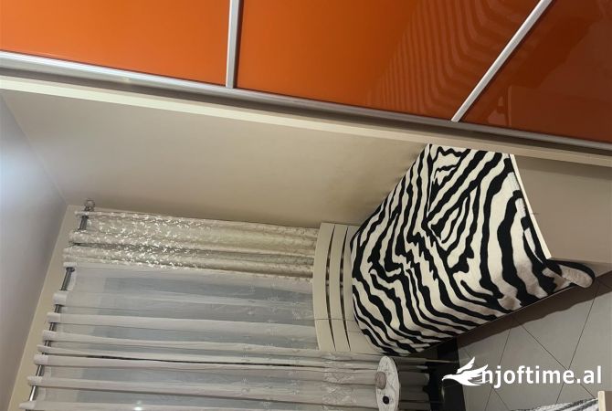 Shtepi ne shitje Apartament ne Tirane, 2+1, Mobilimi E mobiluar, Pagesa 125,000  Euro.