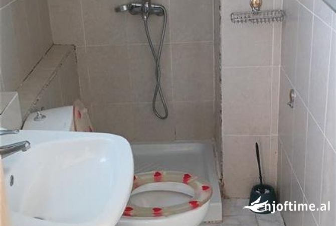 Shtepi me qera Apartament ne Tirane, 1+1, Mobilimi E mobiluar, Pagesa 450  Euro.