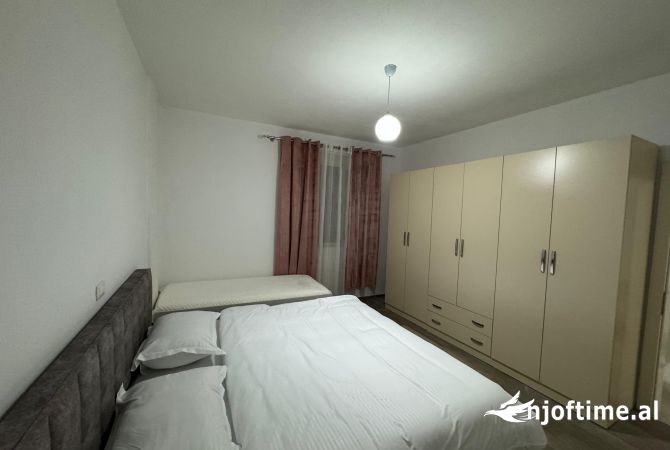 Shtepi me qera Shtepi Private ne Tirane, 3+1, Mobilimi E mobiluar, Pagesa 700  Euro.