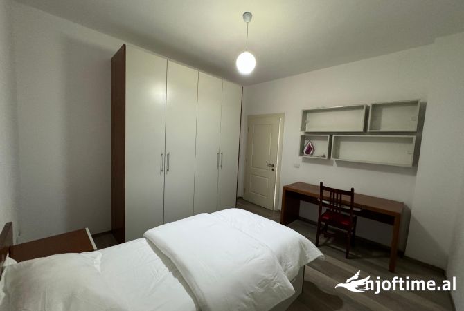 Shtepi me qera Shtepi Private ne Tirane, 3+1, Mobilimi E mobiluar, Pagesa 700  Euro.