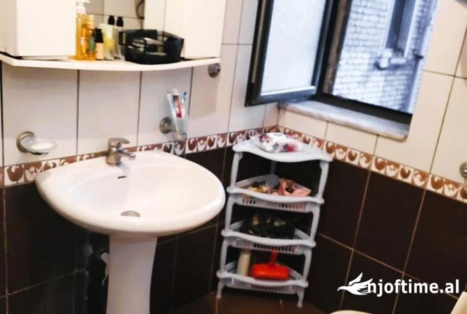 Shtepi ne shitje Apartament ne Tirane, 1+1, Mobilimi E mobiluar, Pagesa 68,000  Euro.