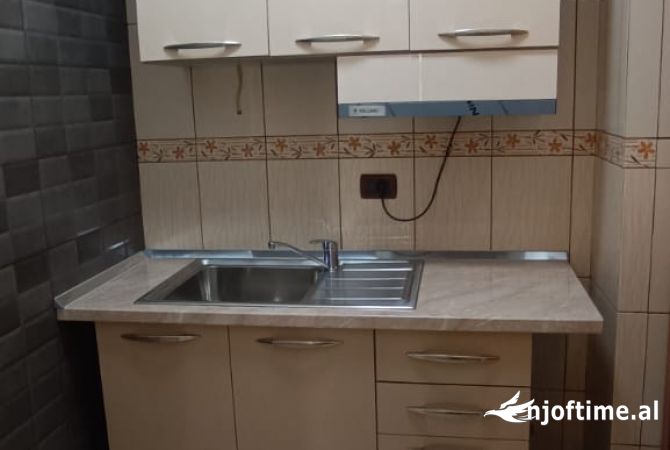 Shtepi me qera Shtepi Private ne Tirane, 1+1, Mobilimi E mobiluar, Pagesa 30,000  Leke.