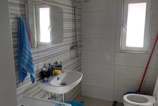 Shtepi me qera Apartament ne Tirane, 2+1, Mobilimi E mobiluar, Pagesa 50,000  Leke.