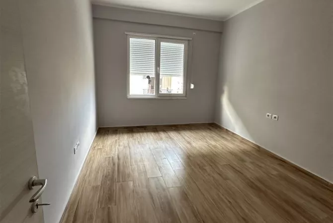 Shtepi ne shitje Apartament ne Tirane, 2+1, Mobilimi Bosh, pa mobiluar, Pagesa 103,000  Euro.